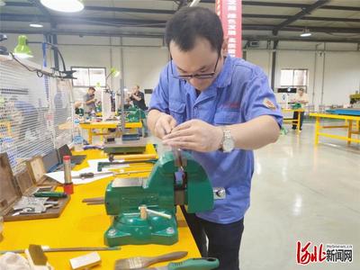 一鋸一銼打磨匠心匠藝--2020年河北省職工職業(yè)技能大賽鉗工決賽現(xiàn)場