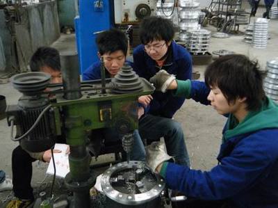 機(jī)械工程系學(xué)生在校辦工廠進(jìn)行生產(chǎn)性實(shí)訓(xùn)