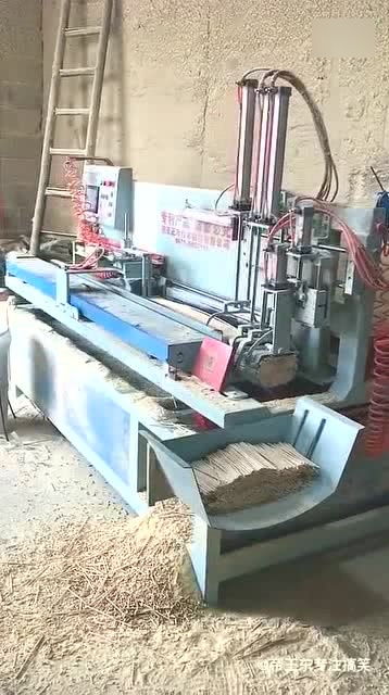 一次性筷子就是這個機器生產(chǎn)的,這生產(chǎn)環(huán)境,真的不敢恭維啊