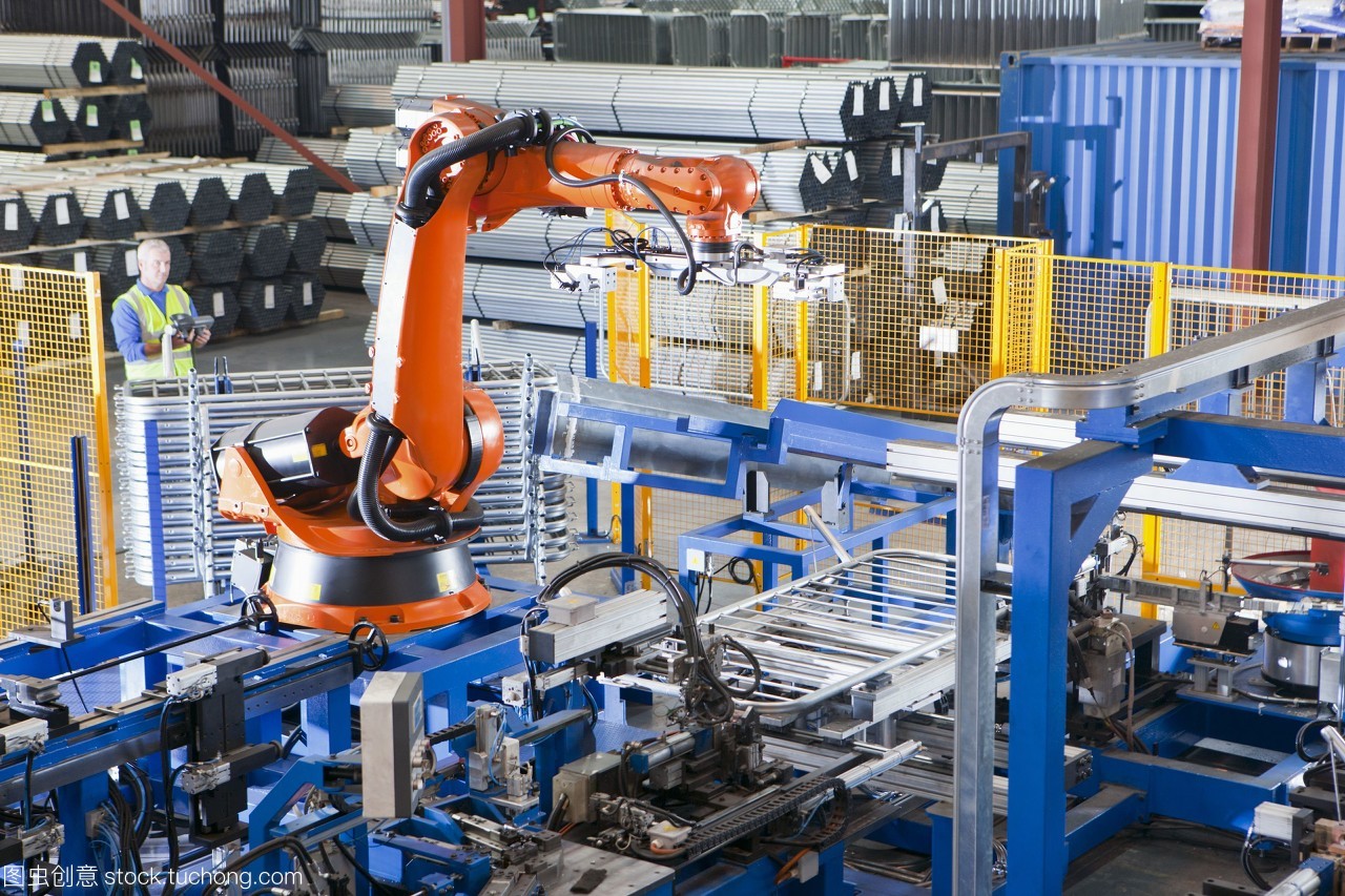 工人在制造工廠(chǎng)的生產(chǎn)線(xiàn)上控制機(jī)械吊裝