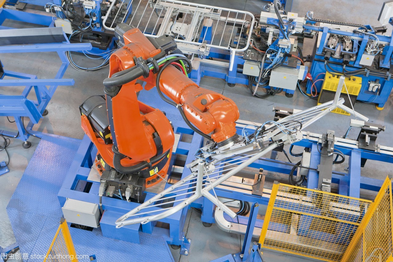 機(jī)械機(jī)械在制造工廠(chǎng)的生產(chǎn)線(xiàn)上吊起鋼圍欄